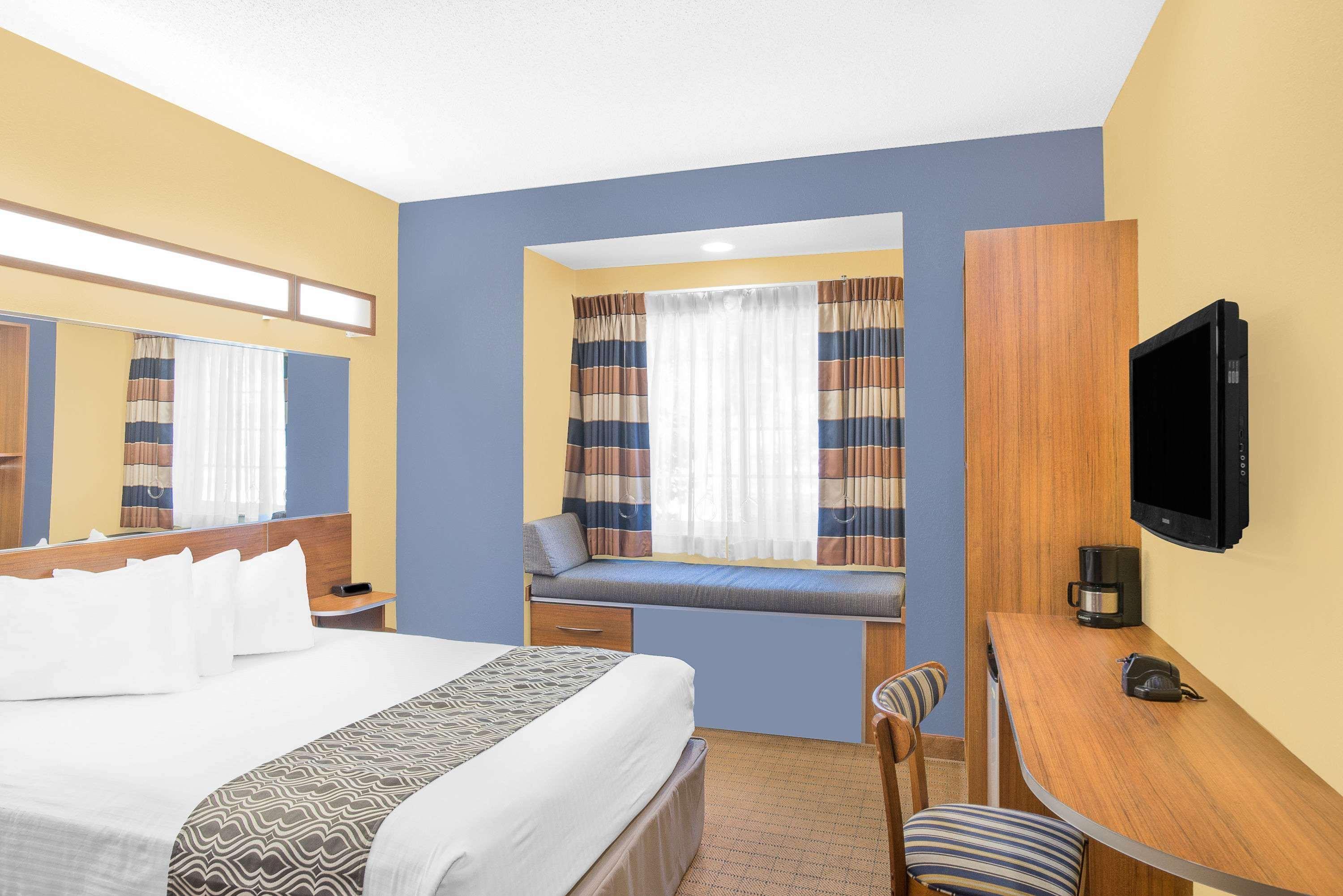 Microtel Inn & Suites Chili/Rochester Экстерьер фото