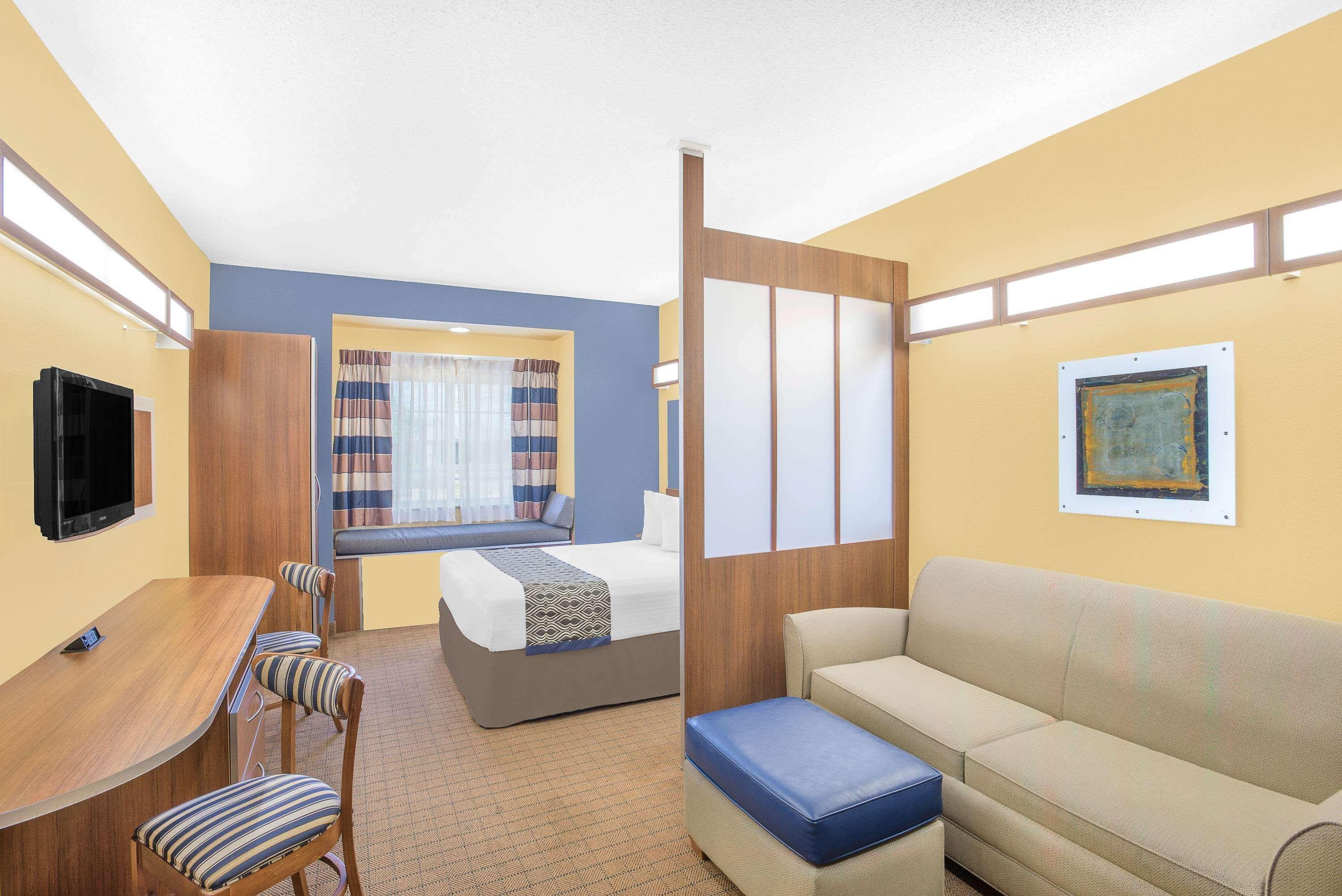 Microtel Inn & Suites Chili/Rochester Экстерьер фото