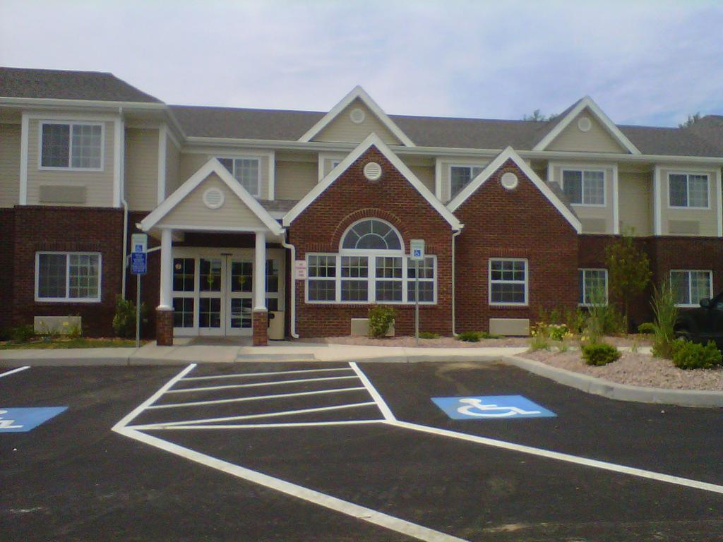 Microtel Inn & Suites Chili/Rochester Экстерьер фото